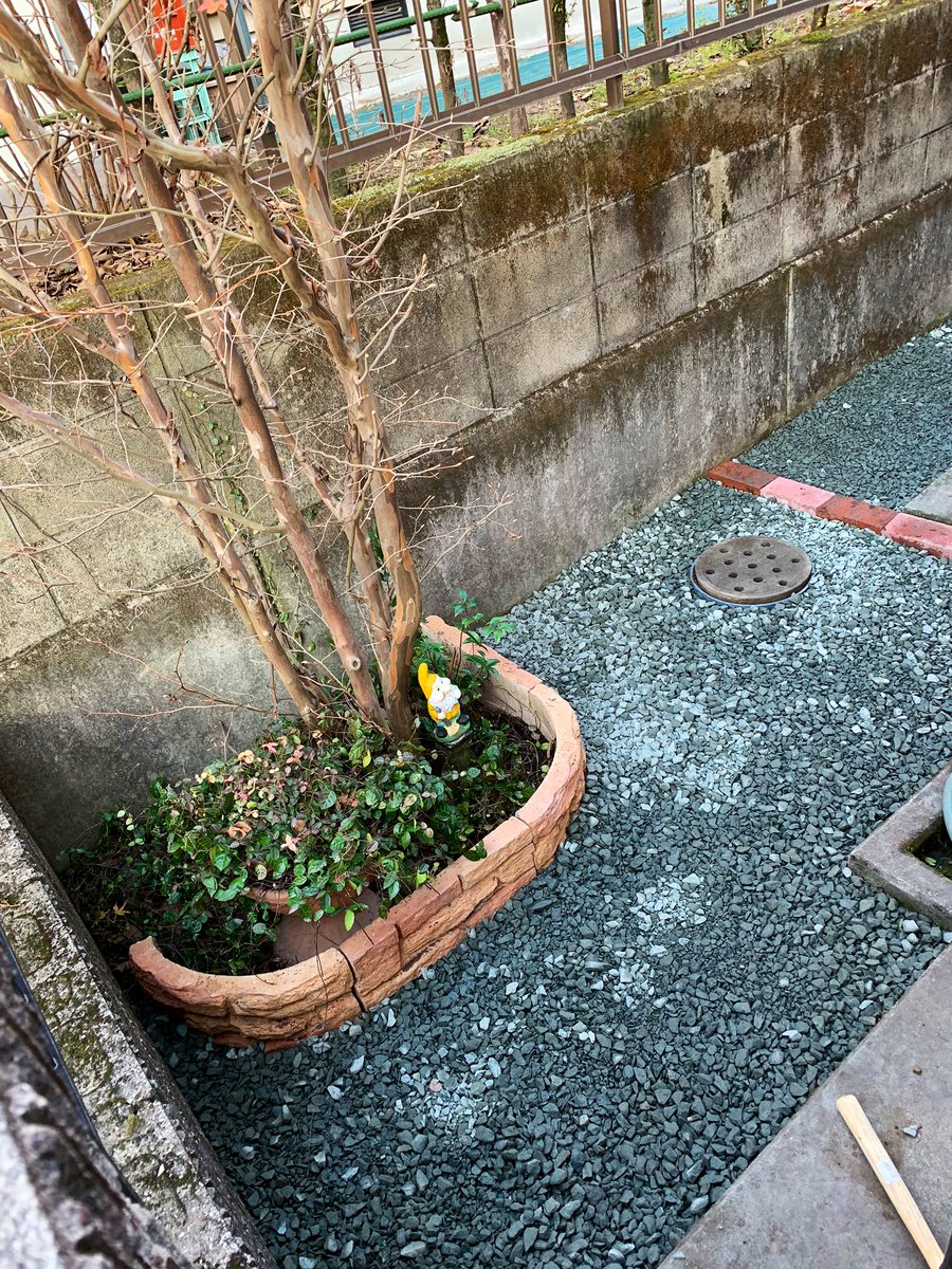 Ken 実家で親孝行diy 犬走から玄関横まで草ボーボーだったので昼からニシムタへgo 防草シートと砂利 18kgを25袋 施工 Before After 雨水桝嵩上げと仕切りを少し入れました 喜んで貰ってよかったよかった 親孝行には庭仕事