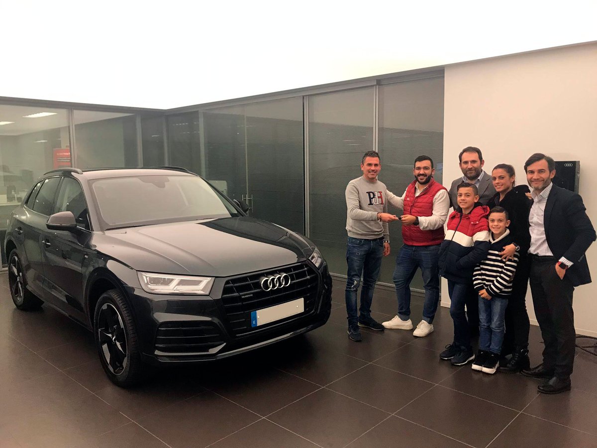 audicentercg's tweet photo. Ayer hicimos entrega del primer coche de 2020, los afortunados fueron José María Campano y su familia que empiezan el año de la mejor manera, estrenando su Audi Q5 Blak line Edition 40 TDI.

¡A disfrutarlo!🤩 https://t.co/TVDRmYjfl8
