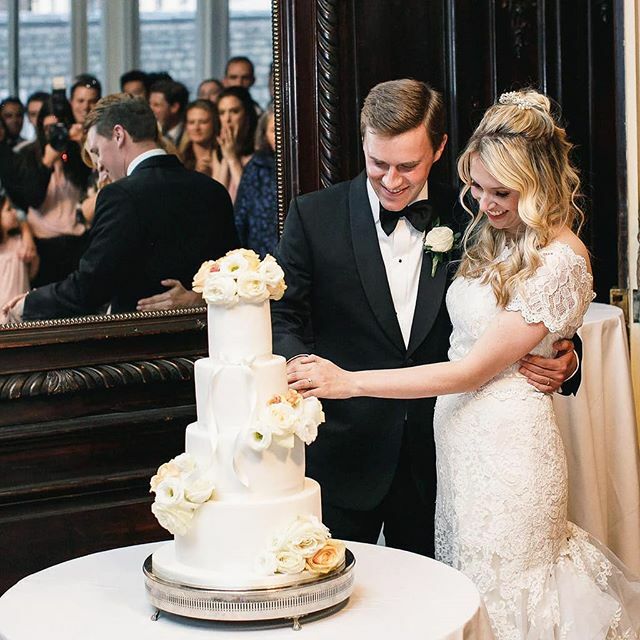 We adore this photo of our Bride and Groom cutting their cake right before their first dance in our Churchill Room. 
Beautifully captured by @tomandlizzieredman
Getting us so excited for all of the 2020 weddings to come!
.
.
.
.
.
.
.
#fridayfun #fridayf… ift.tt/36vNXSl