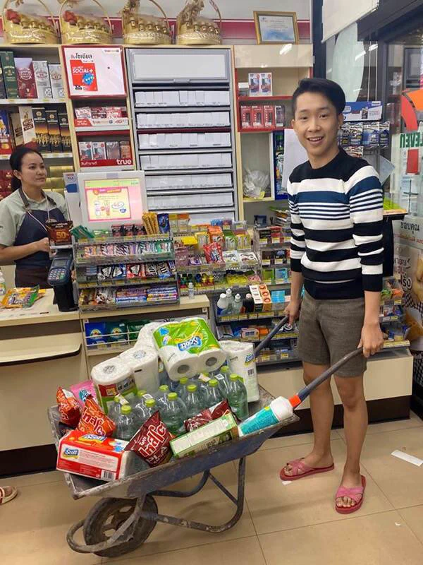 ビニール袋が廃止になったタイwwwみなさん、工夫されたエコバックでお買い物www