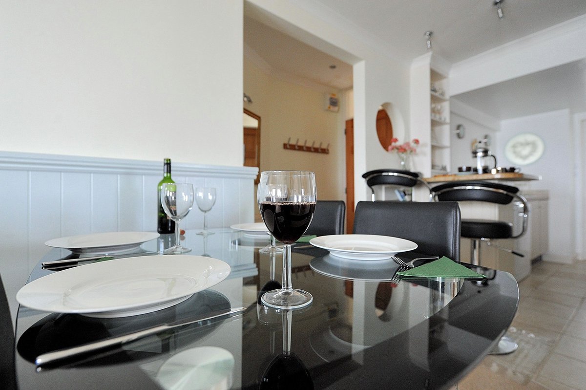 Wake up and enjoy views over Lyme Bay and the Jurassic Coastline. White Cliffs in Seaton, Devon is offering 10% discount off all availability until 3rd April 2020.
lymebayholidays.co.uk/property/white…

#seaton #specialoffer #sale #discount #devon