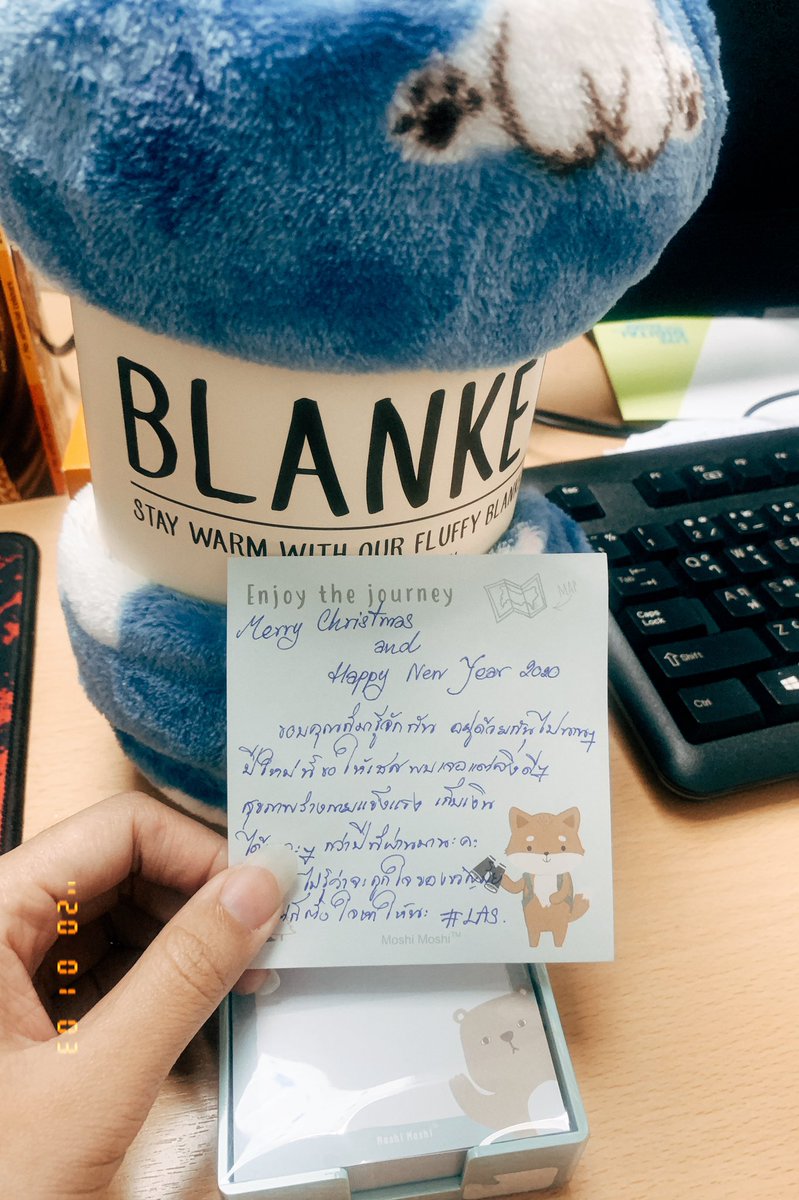 _chasesyntax's tweet photo. มาสครับมีคนเกินงบ ... 
ของน่ารักมากเลยคุณ ให้เยอะมากๆๆ มีโน๊ตด้วย ได้อ่านทุกใบแล้วนะครับ ชอบของที่ส่งมาทุกชิ้นเลยครับ กระบอกน้ำ ผ้าห่ม กระดาษโน๊ต จะเอาไว้ใช้ที่ออฟฟิศ หมวกเดี๋ยวเอาไว้ใส่ตอนไปเที่ยว เฟี้ยวๆครับ 🤗@KD_LASVG #20RealLine https://t.co/xCbMfnSDgw