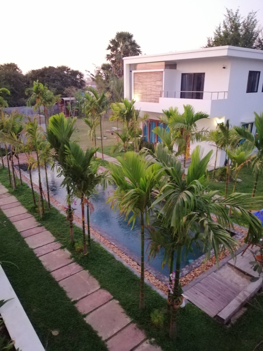 Soooo sobrang lala ng airbng booking ko

Kasi sa listing sabi 3 bedroom villa ako naman sige go baka isang house dito sa tatlong door na to

YUN PALA YUNG BUONG VILLA NA BOOK KO JUSKO APAT LANG KAMI AT MAY TATLO KAMING VILLA

H E L P