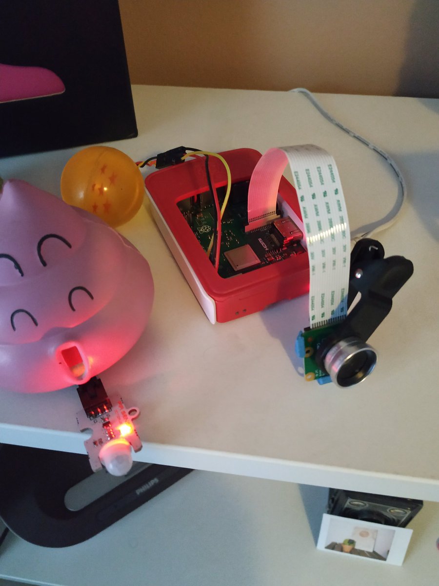 FerriTheMaker's tweet image. Sistema de seguridad con una #RaspberryPi , un sensor PIR y una cámara #picam con ojo de pez. Se controla por #Telegram y al activarse comienza a enviar fotos al detectar movimiento. También emite mensajes pregrabados de aviso para acojonar un poco :P