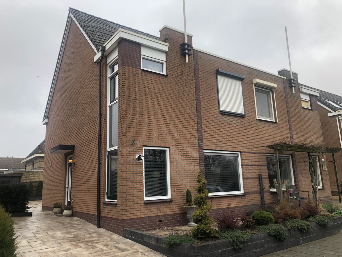 Nieuw in verkoop: Reiger 43 mooie luxe 2 kapper op goede locatie in de Natuurwijk. De woning is in 2018 geheel gerestyled. Hier kunt u zo in. Bekijk de foto’s op hlvastgoed.com/286/Urk-Reiger… en bel.