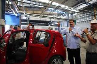 mippci_ven's tweet photo. #03Ene | 📣 ¡LA ETIQUETA DEL DÍA! ⏩ #2020CrecimientoYProducción

Presidente @NicolasMaduro: "La palabra clave para 2020 es ¡Producción!. Desatar los nudos para la producción de los 16 motores de la Agenda Económica Bolivariana, estamos a las puertas del crecimiento económico". https://t.co/e9flV3nPMw