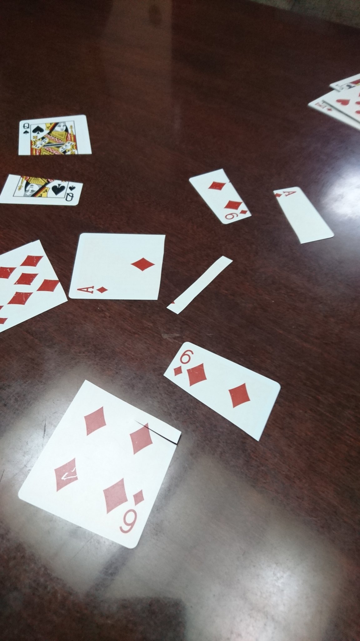 えんきち お正月の定番 ババ抜きや大富豪 ７並べ等を楽しんでたら カードを切ってる時に割れるっていう事件が勃発 プラスチック製のトランプ なら割れる事も考えられるけど 紙のトランプが複数枚同時に裂けるなんて 紙トランプ トランプ