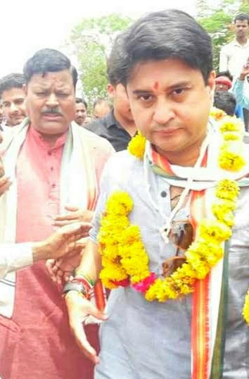 PrinceTomarSVP's tweet photo. युवाओ के आदर्श,त्याग व बलिदान की मूरत।

 गरीब,किसान,पीड़ित वंचितों की बुलन्द आवाज जन जन के प्रिय भारतीय राजनीति का चमकता बेदाग सितारा, परम् आदरणीय श्रीमंत ज्योतिरादित्य सिंधिया जी को जन्मदिन व नववर्ष की हार्दिक बधाई एवं शुभकामनाएं|
@JM_Scindia
#HBDScindiaJi
#30YearChallenge https://t.co/sO6hb6VMv8