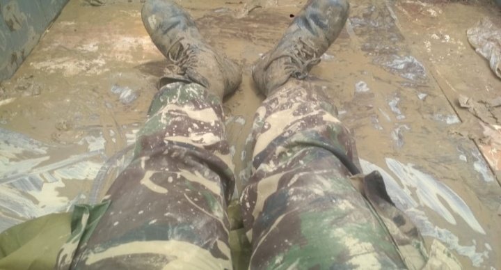 Edytawang's tweet photo. Celana sepatu yg penuh lumpur
Yg menemaniku ber- Istirahat
Barang sejenak
Selama 3 ini mengevakuasi warga gunung putri yang terkena banjir

Ijinkan kami istirahat sebentar sahabat
Untuk memulihkan tenaga https://t.co/siKU1EU9Wv