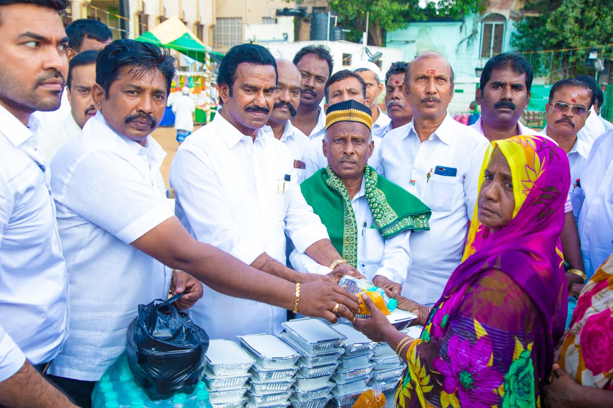 NRDHANAPALAN's tweet photo. Attended Special Worship organized at Mount Road Dargah and distributed food to the destitute.
#nrd #dhanapalan #ptmk #birthday #Trending https://t.co/jCBwh92Eeg