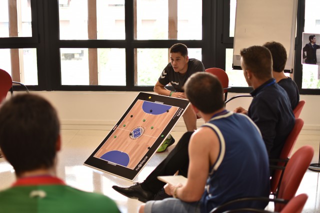 Anefs's tweet photo. Hoy subimos al área técnica de ANEFS una sensacional ponencia sobre "Estructuras 3-1 frente sistemas defensivos" realizada por @DiegoRiosGayoso, durant el pasado #CongresoANEFS.
¡No te la pierdas!
Descarga: https://t.co/ACyiXAu33v https://t.co/J3H7R5HXtO