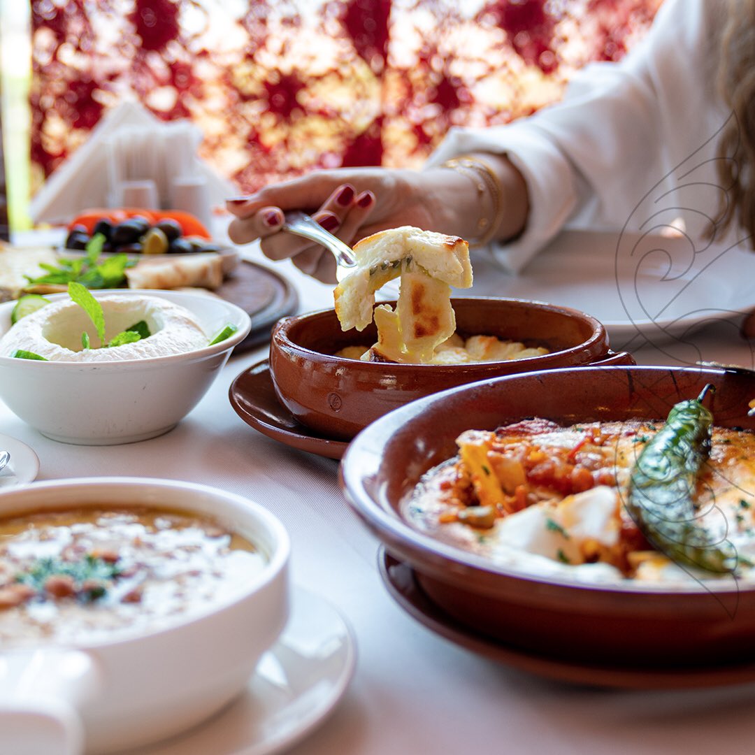 AlMayassKW's tweet photo. ترويقة ألمياس بتحلى مع صحن الحلوم المشوي من عنا.

Grilled Halloum for breakfast is a good option.

#almayass #food #kuwait #breakfast #halloum #grilled https://t.co/Sdf5SqzzyY