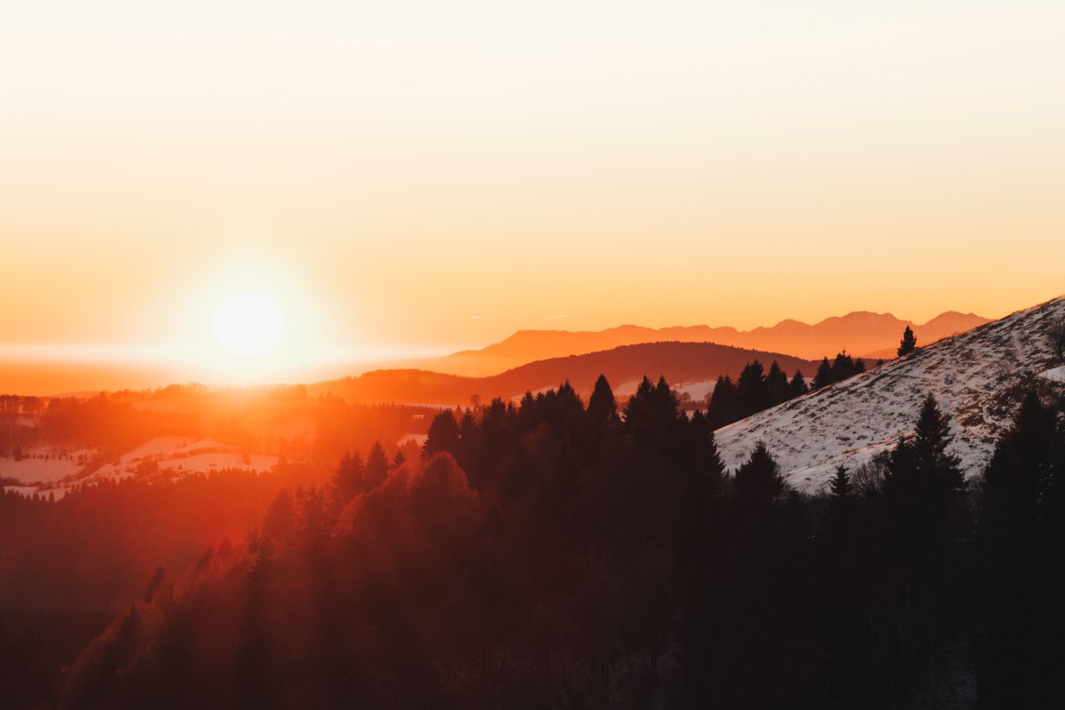 sunsoakerusa's tweet photo. ☀️A winter sunrise is hard to beat.

📷 by Federico Beccari on Unsplash
.
.
#sunsoaker #maketheoutdoorselectric #camping #hiking #backpacking #survival #survivalgear #solar #technology #tech #green #travelling #optoutside #solarpanels #solarenergy #optoutside #outdoorgear https://t.co/ze6yaA9jWy