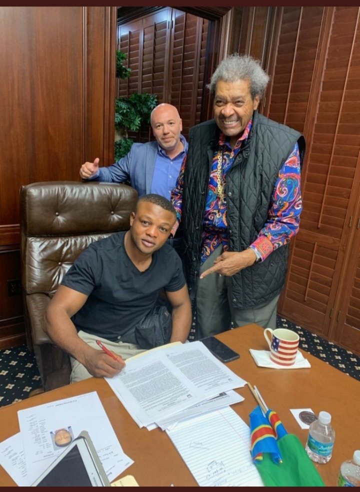 AngelKazadi's tweet image. Alloooôoo les opposants  de la récupération  avant  de signer  le contrat  le champion  Congolais @junior_makabu avait exigé  le drapeau  de son pays ! RDC 🇨🇩🇨🇩🇨🇩 bosambwe ! Ba dongolo misu !🙈🙈