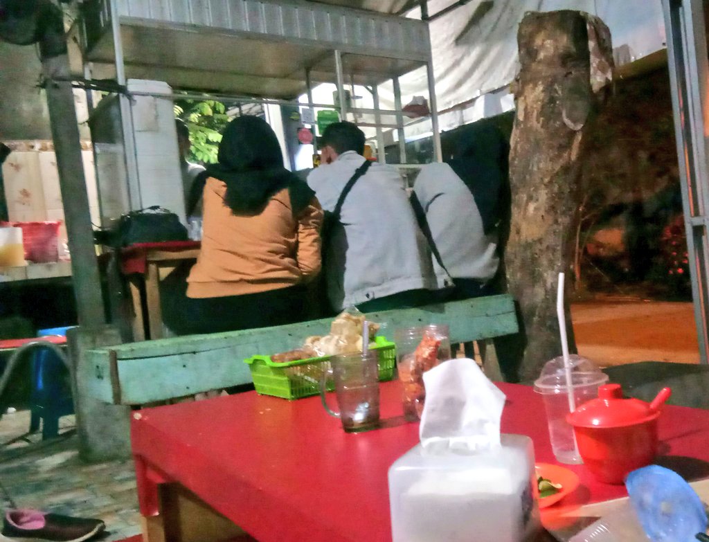 syarifahmad_'s tweet photo. Baru awal-awal tahun 2020 udah ketemu fakboy di warung 😭 https://t.co/2EbUGSq9JX