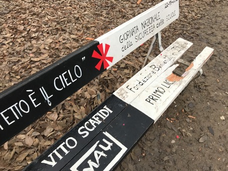 discoradioIT's tweet photo. #Torino, vandalizzata la panchina che, in piazza Chiaves, è stata dedicata dal novembre del 2018 a Vito #Scafidi, lo studente di 17 anni morto nel 2008 per il crollo di un contro soffitto al liceo Darwin di Rivoli https://t.co/TaCRZM9Gtt
