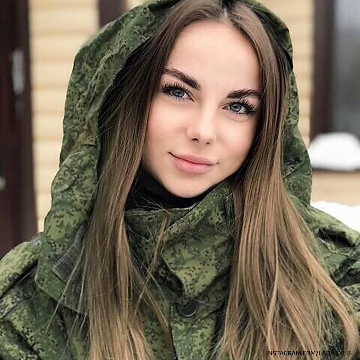 Девушки в военной форме