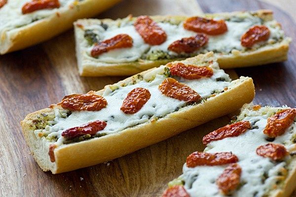 ohmyveggies's tweet image. French Bread Pizza with Pesto &amp;amp; Sun-Dried Tomatoes buff.ly/2MHlm4y #foodies #realfood #foodchat #agchat #profood #localvore #localfood #foodjustice #slowfood #recipes #recipeoftheday #vegetarian #vegan #foodblog #food #veganrecipe #vegetarianrecipe #truecooks