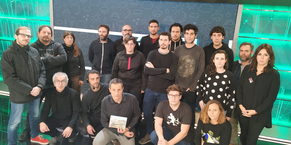 Estudios_IB3's tweet photo. L'equip de Méteo @IB3 de #DivendresNegre per demanar unes condicions laborals dignes, i tothom sap que això passa per la #InternalitzacióJa !! https://t.co/e8f09nOnn8