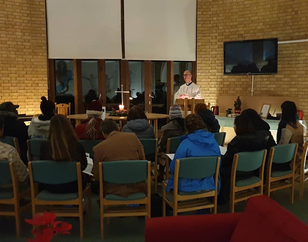 Roe_Southlands's tweet photo. A great pleasure to welcome in the new year with pizza, reflections, resolutions, evening prayer time &amp; watching the fireworks across London. 
Happy New Year to all our students &amp; staff!

@RoehamptonUni @RoeChaplaincy @RoeSupport @RoeRightNow @UR_Library @VC_Roehampton #URTimeout https://t.co/6yJF60mvID