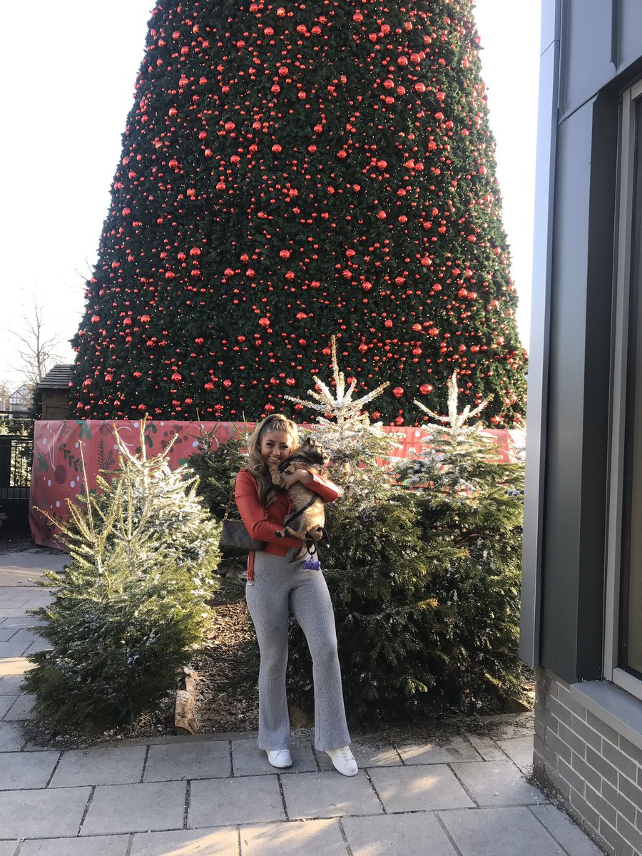hattiebt11's tweet photo. Me n my sister at Cheshire oaks 💘 https://t.co/YQF2iCcwLd