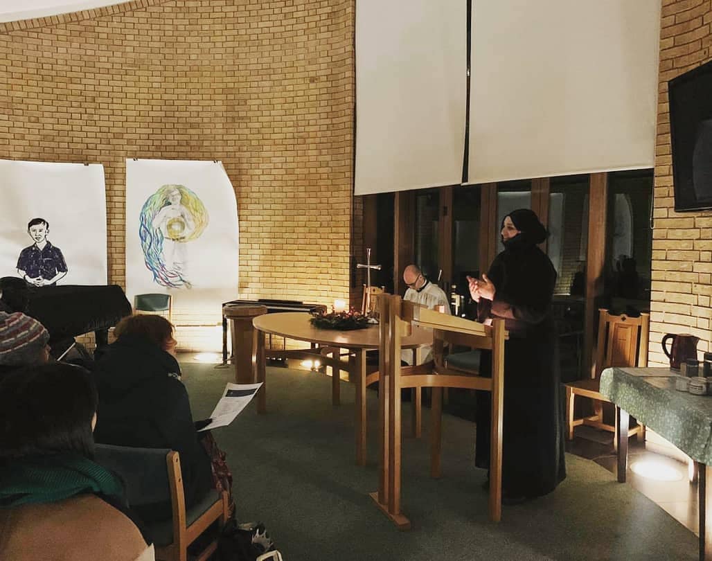 RoeChaplaincy's tweet photo. A great pleasure to welcome in the new year with pizza, reflections, resolutions, evening prayer time &amp; watching the fireworks across London. 
Happy New Year to all our students &amp; staff!

@RoehamptonUni @RoeChaplaincy @RoeSupport @RoeRightNow @UR_Library @VC_Roehampton #URTimeout https://t.co/4qvbYdtrPL