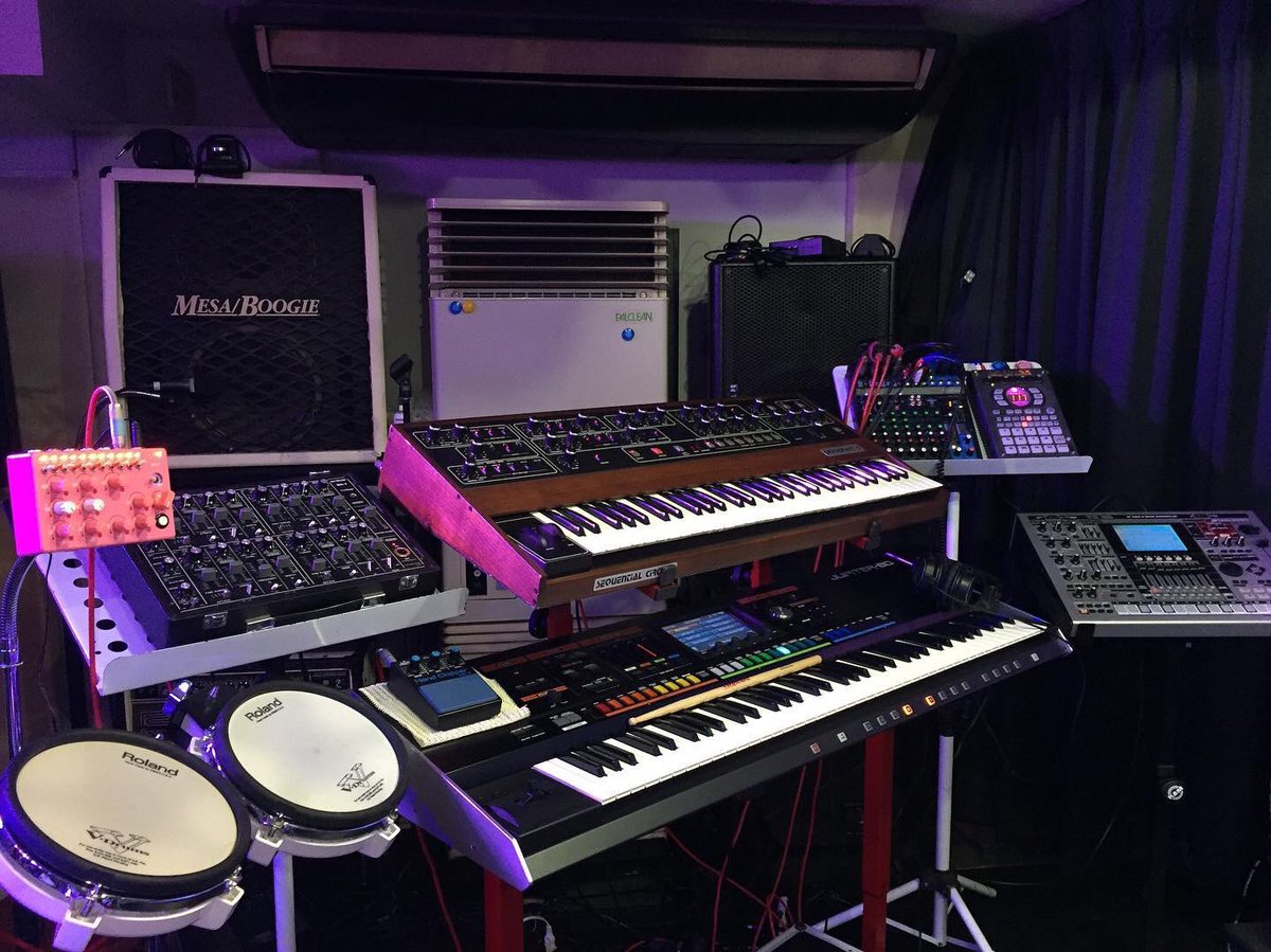 prophetRisa's tweet image. ヴィンテージで特に好きなシンセ
#memorymoog #prophet5 #system700 #ULTSOUNDDS4 
最近のシンセは
#driftbox #jdxi 
 写真はスタジオと、#電音ハッカーズ　でのライブ写真です🤳
#mc909 #jupiter80 もよく使います^ ^