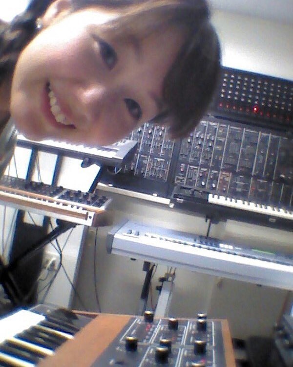 prophetRisa's tweet image. ヴィンテージで特に好きなシンセ
#memorymoog #prophet5 #system700 #ULTSOUNDDS4 
最近のシンセは
#driftbox #jdxi 
 写真はスタジオと、#電音ハッカーズ　でのライブ写真です🤳
#mc909 #jupiter80 もよく使います^ ^