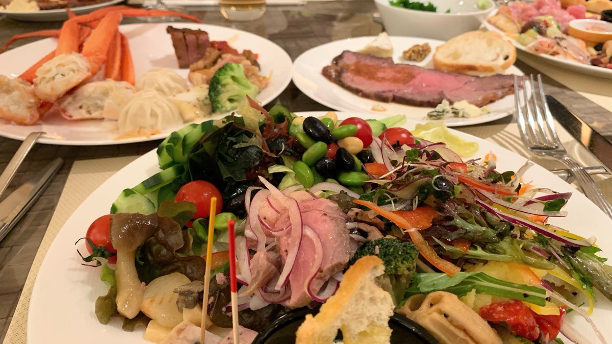 shinodogg's tweet photo. #SuperBuffet 🍽 (@ Glass Court in 新宿区, 東京都) https://t.co/gMEVno7PUo https://t.co/N87BcdWzCN