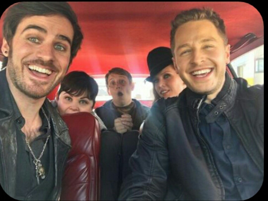italiaouat's tweet photo. Funny Friday 😂 🎉🎊 Selfie 🎉🎊
.
#funnyfriday #tgif #ouatfunny #onceuponatime #season6
@colinodonoghue1 #ginnifergoodwin #hankharris @bexmader @JoshDallas https://t.co/Z00oDxwXNy