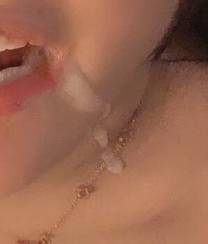 约炮的经过，刷朋友圈，一个运动男，平常很运动风的那种，突然穿上西装，太有感觉，进去一看，挺干净阳光的，刚好在深圳，想约哈哈，给他点个赞吧，希望联系我，一个小时后，嘟一声就来信息了哈哈哈，心想挺聪明一男的，也聊的好，就找他了，也啪的太爽了，往我嘴射好多