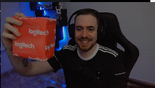 Carritoskami's tweet photo. Pues aqui teneis el sorteito con @LogitechG_ES
A ver si adivinais lo que hay en la caja 😈
#UnwrapYourTech https://t.co/622j06WW16
