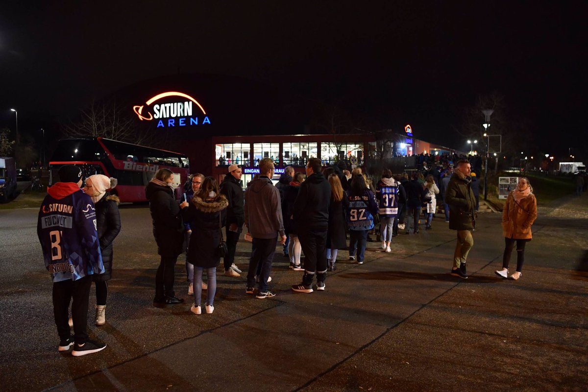 ERCIngolstadt's tweet photo. Gut was los gewesen schon vor der Hallenöffnung. In etwas mehr als einer Stunde geht‘s in der Saturn-Arena zur Sache. Derby gegen die Tigers. Wir sind heiß drauf!
#nurdererc #Derby #ERCvsSTR #ERC
📸 Traub https://t.co/qTrcYFjXQy