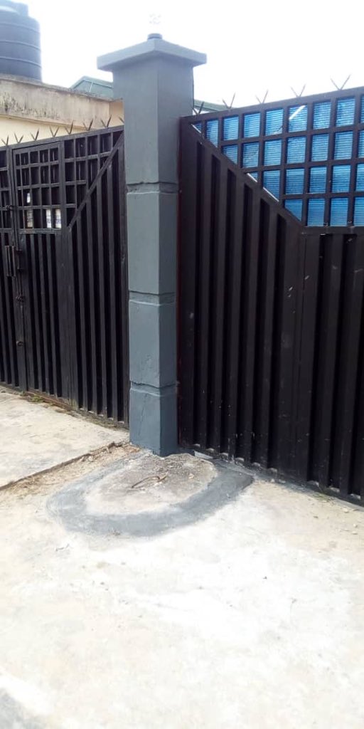 CruskP's tweet photo. Three Bedroom flat for sale inside Abraham Adesanya Estate, Ajah Lagos. 
Title: Government Allocation. 
DM for price: @sarnchos @TundeTASH https://t.co/TB1Nhn5q9y