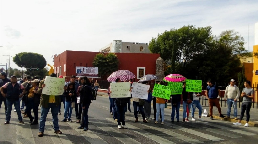 equipo_nuevo's tweet photo. Compañeros @SegPopPue solicitando de manera pacífica les aclaren su Continuidad Laboral. No se les ha dado información clara sobre su situación. @SEGOB_mx @INSABI_Mexico @lopezobrador_ @PueblaAyto @Juanferrer62 #INSABI #SeguroPopular #PedroFlores #ETNSS https://t.co/YiStc62qdc