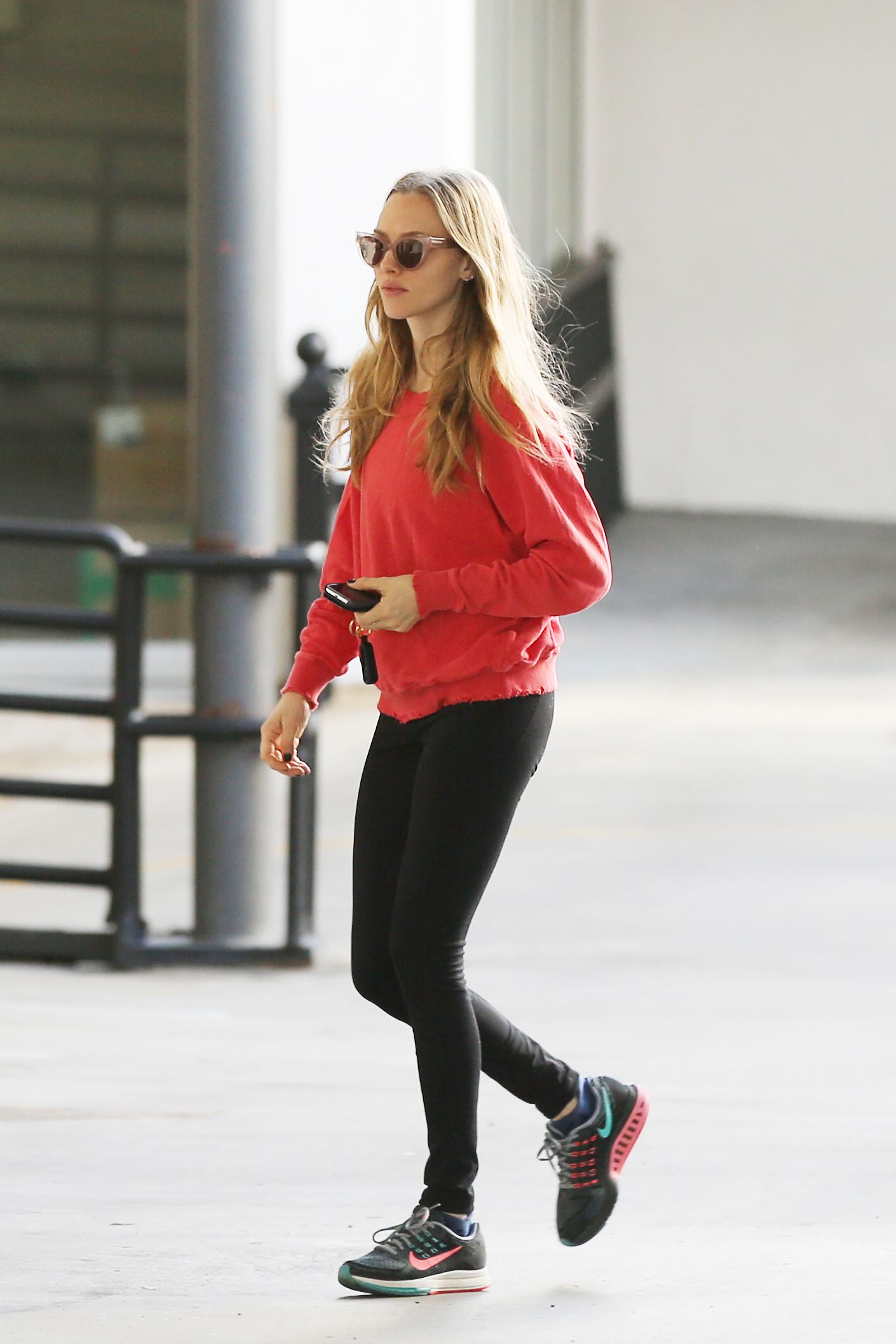 𝐀𝐦𝐚𝐧𝐝𝐚 𝐒𝐞𝐲𝐟𝐫𝐢𝐞𝐝 𝐔𝐩𝐝𝐚𝐭𝐞𝐬 on Twitter: "Amanda Seyfried visits a Fedex