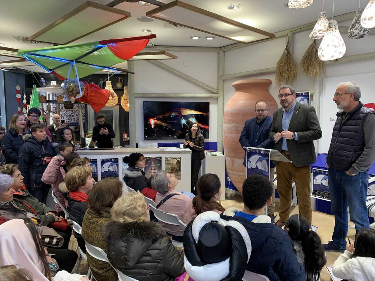 JCCMGuadalajara's tweet photo. 🪂 #Alarilla y su @aerocabalgata se han dejado ver y sentir esta mañana en la Gran Vía de #Madrid.

😮 La Oficina de Promoción Turística de #CLM ha sido escenario de la presentación de este evento único en el mundo en el que la llegada de los #ReyesMagos se hace por el aire. https://t.co/A8ailURpj0