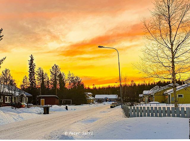 petersarri's tweet photo. Seems like the sky is on fire in our hood 🌄😉
#jåhkåmåhkke #sápmi #jokkmokk #skyinfire https://t.co/OmibPfBCEh https://t.co/LdWg28HW8F