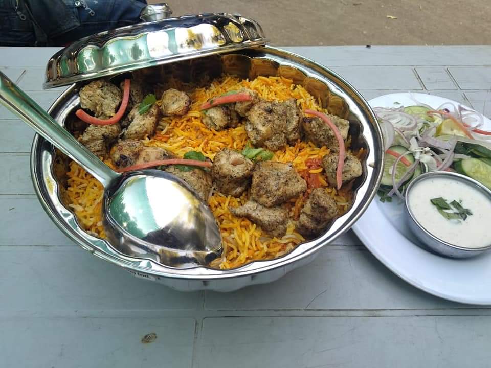 khappapk's tweet photo. MALAI BOTI BIRYANI 😍😍
Location : Karachi university chemistry canteen.
Courtesy Ghina Sohail
#FridayThoughts #FridayVibes #FridayFeeling #KhappaPK https://t.co/LjPAr3hKNk