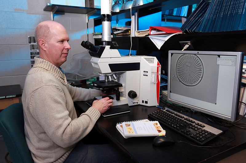 queensuResearch's tweet image. Congratulations to #queensu researcher Dr. Brian Cumming who has received the @Can_Limnology Rigler Award sponsored by @NRC_CNRC for lifetime contributions to #limnology, the study of inland waters 💧 

Read more:
bit.ly/2ZJG0q1

Discover #QueensuResearch