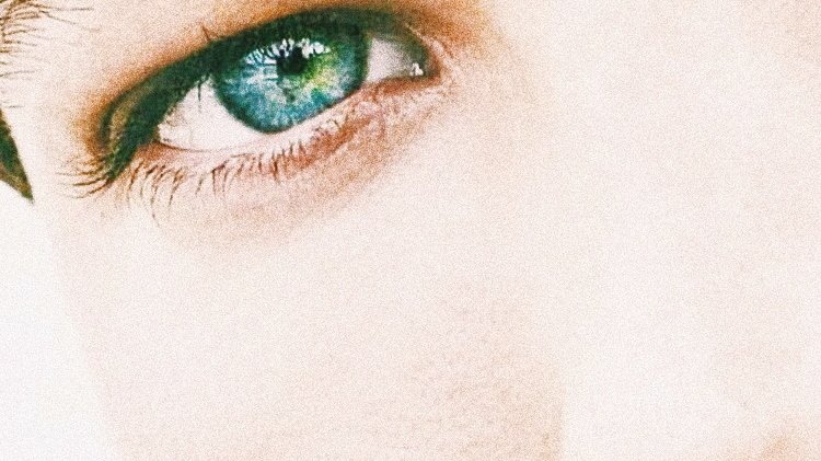 auhouis's tweet photo. Anjos da guarda não podem se aproximar das pessoas de quem cuidam; e nascem na mesma hora em que seus protegidos, crescendo com eles. Louis, anjo da guarda de Harry, sempre o olhou de longe. No entanto, ao que eles crescem, Louis se apaixona por Harry e, numa festa, o beija. https://t.co/VNUSTWjxRn