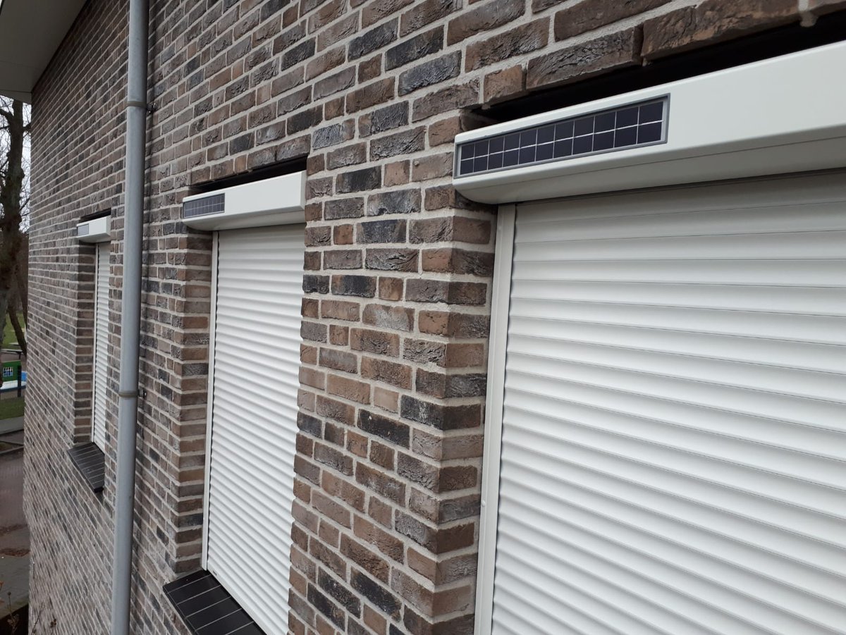 De eerste rolluiken van 2020 hangen weer! #solarrolluiken geplaatst in Nijmegen.Geen elektra, gaten boren of snoeren meer nodig,en dankzij de extra ingebouwde noodaccu werkt dit rolluik altijd!#rolluiken #Frema #zonwering #Rhenen #Veenendaal #Ede #Wageningen #Utrecht #Gelderland