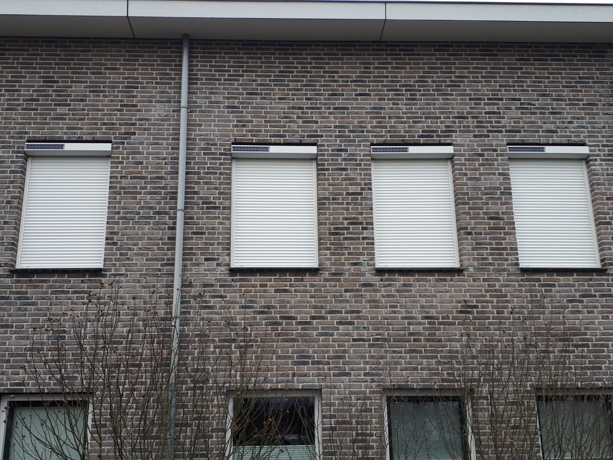 FREMAZonwering's tweet photo. De eerste rolluiken van 2020 hangen weer! #solarrolluiken geplaatst in Nijmegen.Geen elektra, gaten boren of snoeren meer nodig,en dankzij de extra ingebouwde noodaccu werkt dit rolluik altijd!#rolluiken #Frema #zonwering #Rhenen #Veenendaal #Ede #Wageningen #Utrecht #Gelderland https://t.co/2NIvgUdYAR