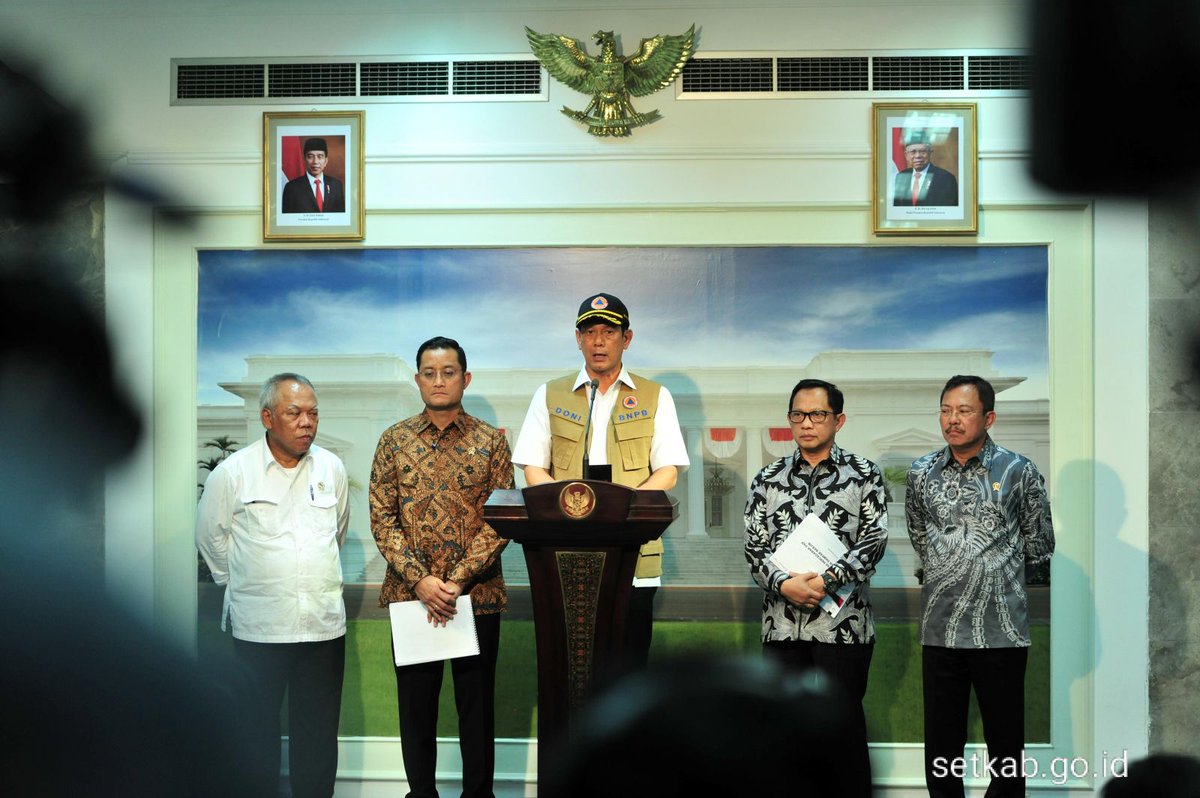setkabgoid's tweet photo. Kepala BNPB, Menteri PUPR, Menteri Sosial, Menteri Dalam Negeri, dan Menteri Kesehatan memberikan keterangan pers usai Rapat Terbatas Internal Pencegahan dan Penanganan Dampak Banjir di Istana Merdeka, Jakarta, Jumat (3/12). https://t.co/LIx9Vkk2fA