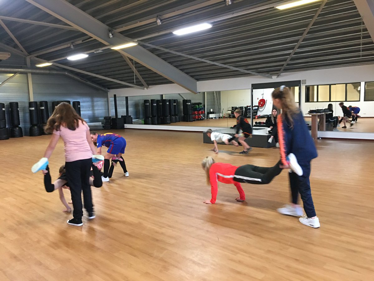 RandyvS's tweet photo. Het jaar begonnen met 2 dagen Winterclinics voor @VVDeMeern @Sport_Utrecht #sportenspel #voetbal #tennis #bootcamp #beweegplezier https://t.co/xLmluJ4V9Y