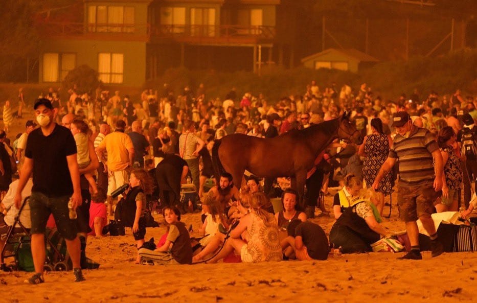 Los incendios en Australia ya afectaron una superficie 5 veces mayor a los destrozos que sufrió el Amazonas. La foto muestra a personas alistadas en la playa para huir al océano, único lugar posible para la salvación. #AustraliaOnFire