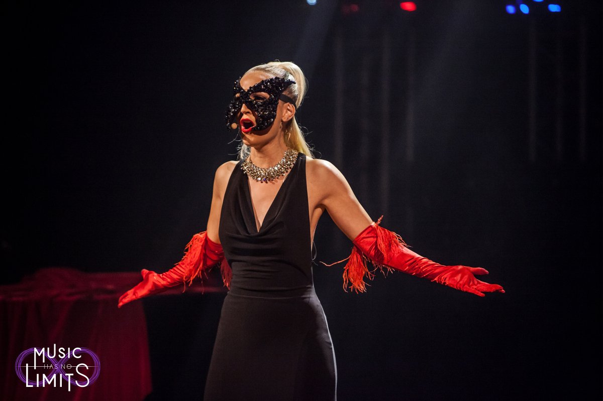 Máscaras 🎭, tiaras, tocados 🎩 y coronas 👑 Contamos con innumerables accesorios creados a lo largo de nuestra trayectoria que utilizamos según las necesidades y la estética de cada personaje para potenciar su look en escena. #BackstageFriday