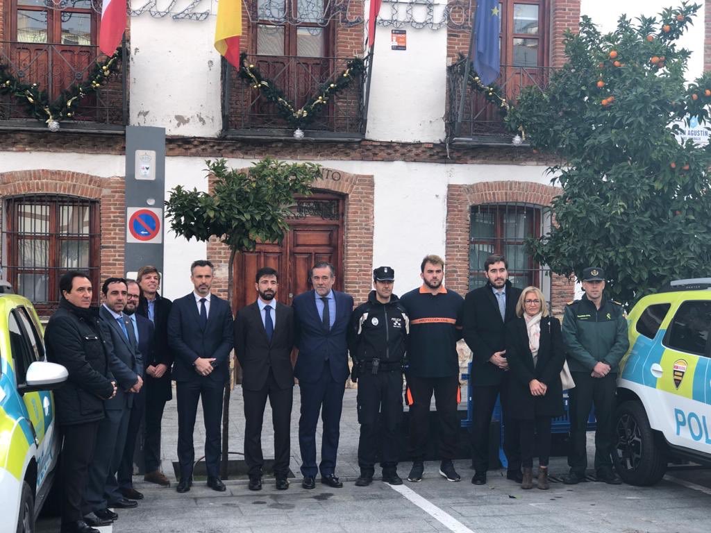 CarlosNovilloPi's tweet photo. La cultura de la prevención y autoprotección se impone en los Ayuntamientos que cuentan cada vez más con Planes de Seguridad y Emergencias en sus cabalagatas Hoy con @EnriqueLopezJIV lo comprobamos en #SanAgustindeGuadalix con quien hemos renovado el convenio #BESCAM #ASEM112 https://t.co/DknvBdzqV5