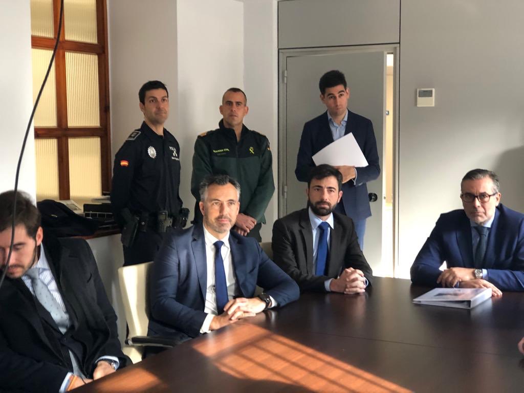 CarlosNovilloPi's tweet photo. La cultura de la prevención y autoprotección se impone en los Ayuntamientos que cuentan cada vez más con Planes de Seguridad y Emergencias en sus cabalagatas Hoy con @EnriqueLopezJIV lo comprobamos en #SanAgustindeGuadalix con quien hemos renovado el convenio #BESCAM #ASEM112 https://t.co/DknvBdzqV5