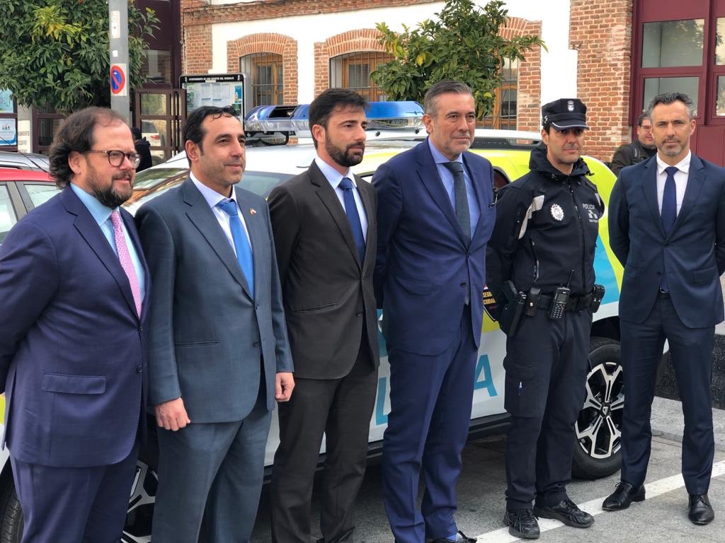 CarlosNovilloPi's tweet photo. La cultura de la prevención y autoprotección se impone en los Ayuntamientos que cuentan cada vez más con Planes de Seguridad y Emergencias en sus cabalagatas Hoy con @EnriqueLopezJIV lo comprobamos en #SanAgustindeGuadalix con quien hemos renovado el convenio #BESCAM #ASEM112 https://t.co/DknvBdzqV5